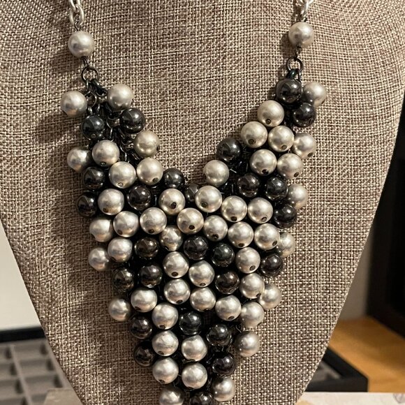 Gray Faux Pearl Bib Necklace set on Silvertone Chain, Gorgeous! - Picture 8 of 9